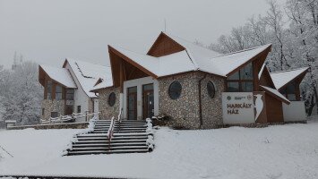 Harkály-ház beltér