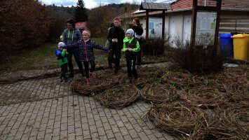 Ismét fészekalap készítés gólyakosárhoz Nógrád vármegyében